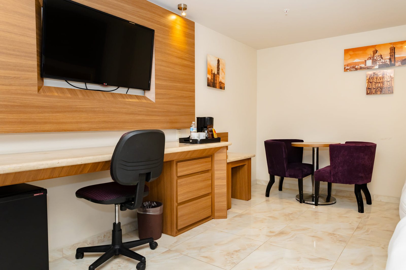 Mesa de trabajo en Habitación Encanto Esencial, Hotel JF Grand Puebla