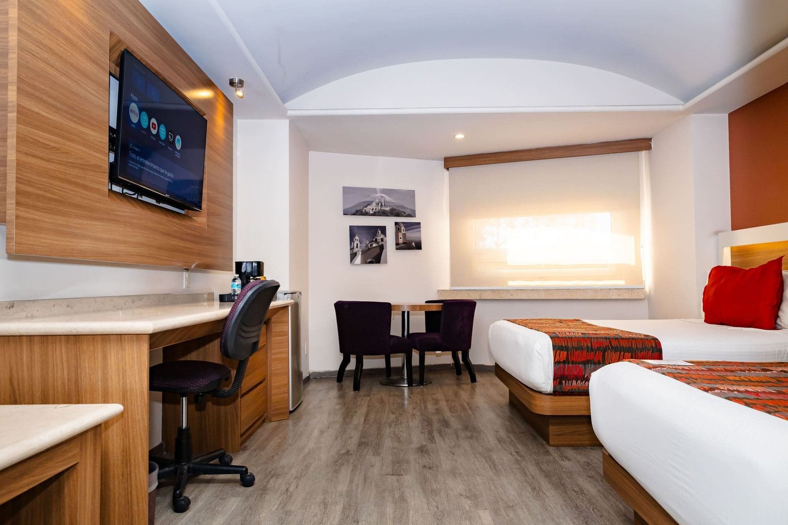 Habitación Lux Doble en Hotel JF Grand Puebla, cama king size y baño moderno
