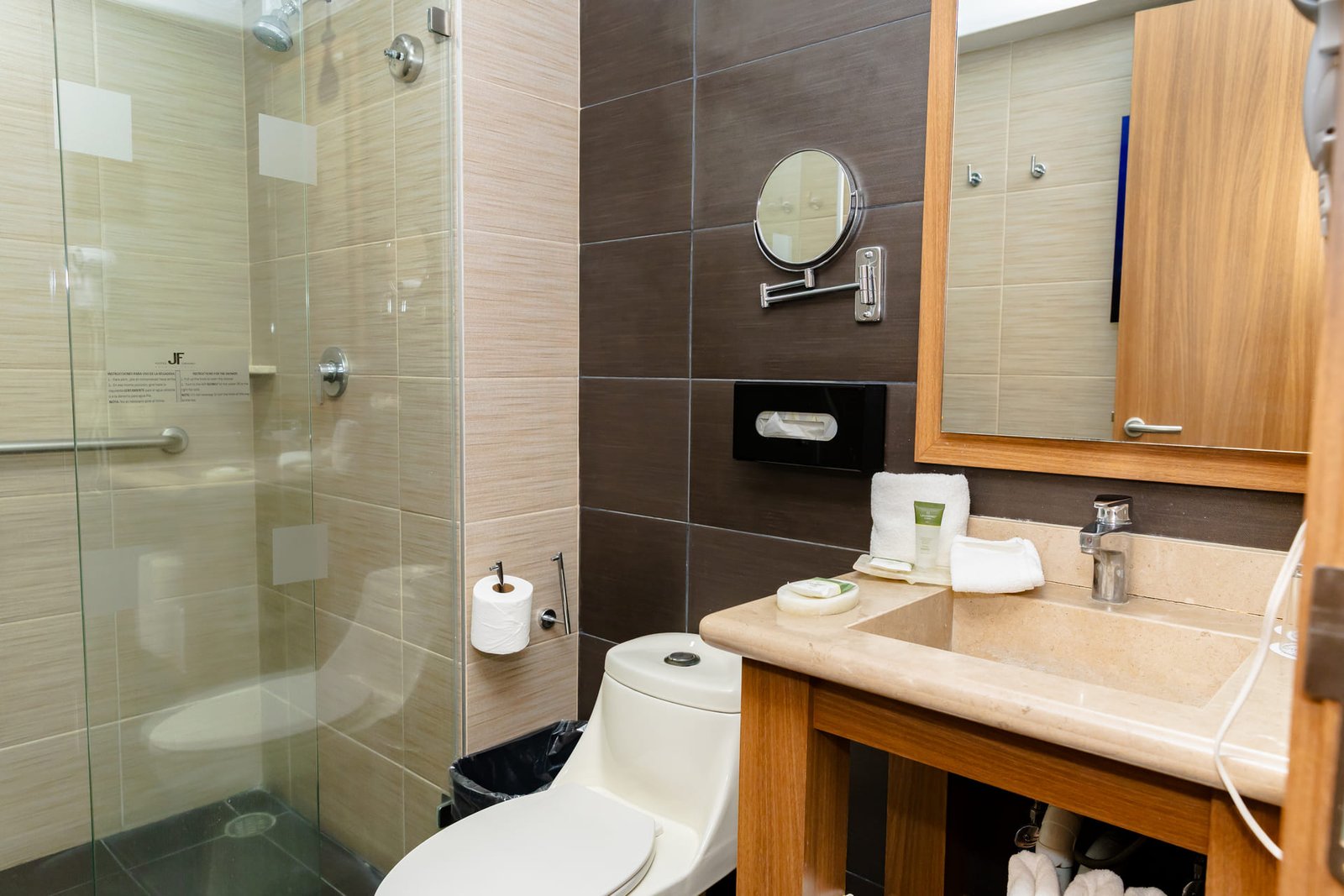 Habitación Encanto Esencial en Hotel JF Grand Puebla, diseño íntimo y confortable