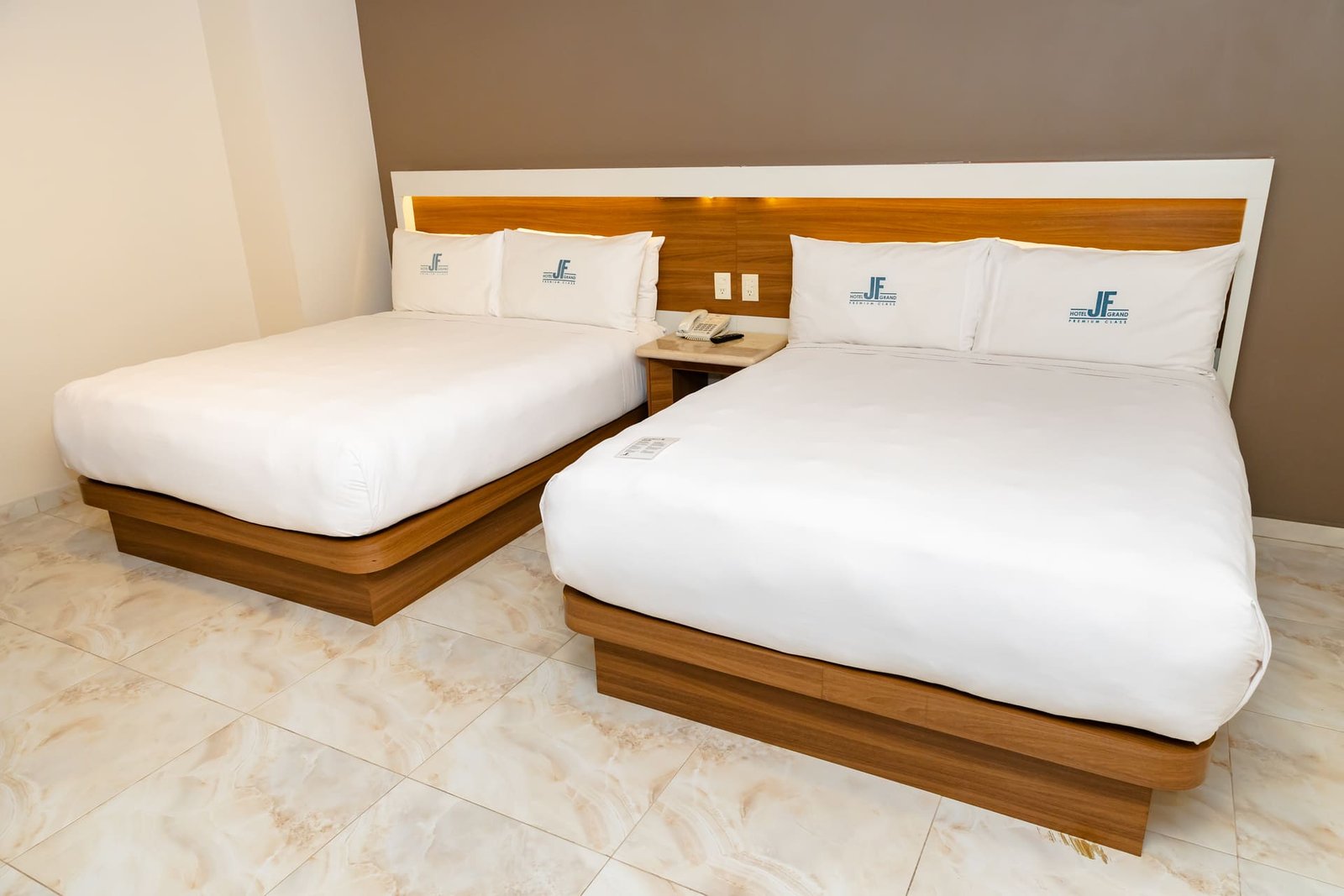Cama de la Habitación Encanto Esencial en Hotel JF Grand Puebla