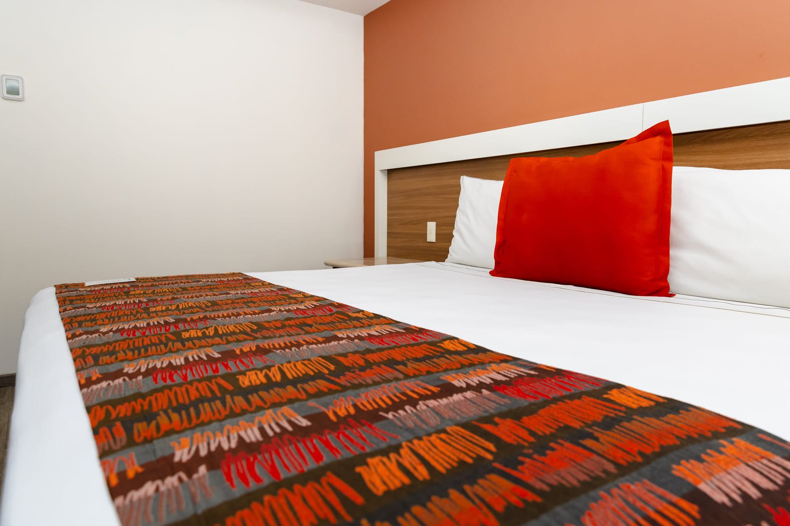 Cama matrimonial en Habitación Lux Sencilla, Hotel JF Grand Puebla