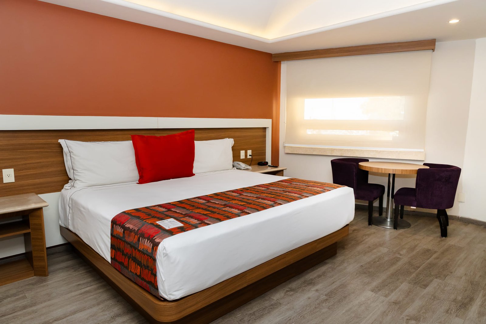 Cama matrimonial en Habitación Lux Sencilla, Hotel JF Grand Puebla