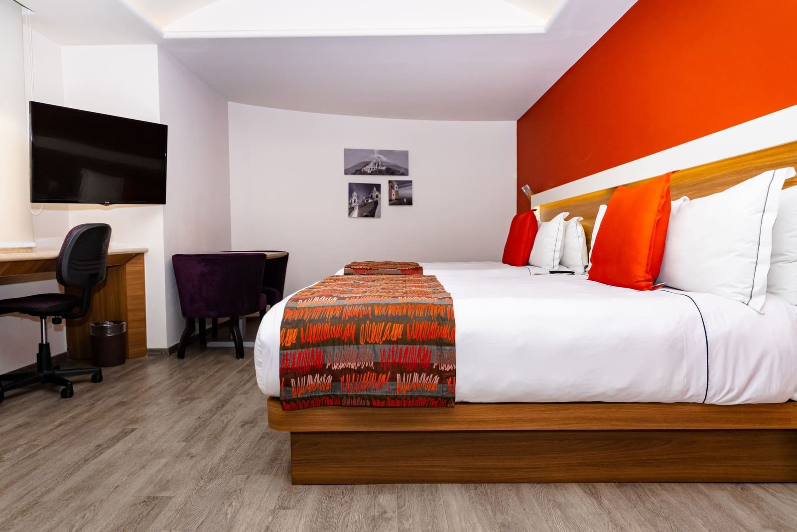 Habitación Lux Doble en Hotel JF Grand Puebla, cama king size y baño moderno