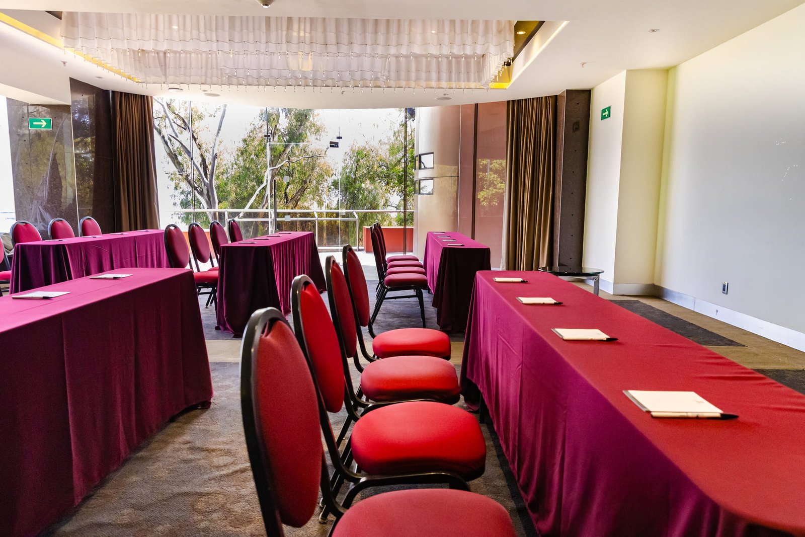 Salón de eventos con montaje tipo banquete en Hotel JF Grand Puebla