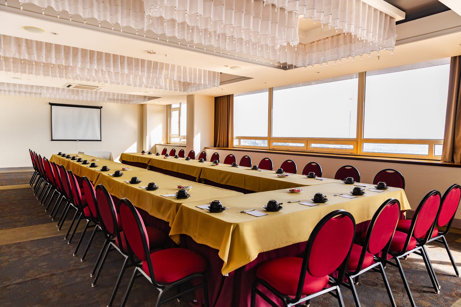 Salón para eventos en Hotel JF Grand Puebla, vista general del espacio