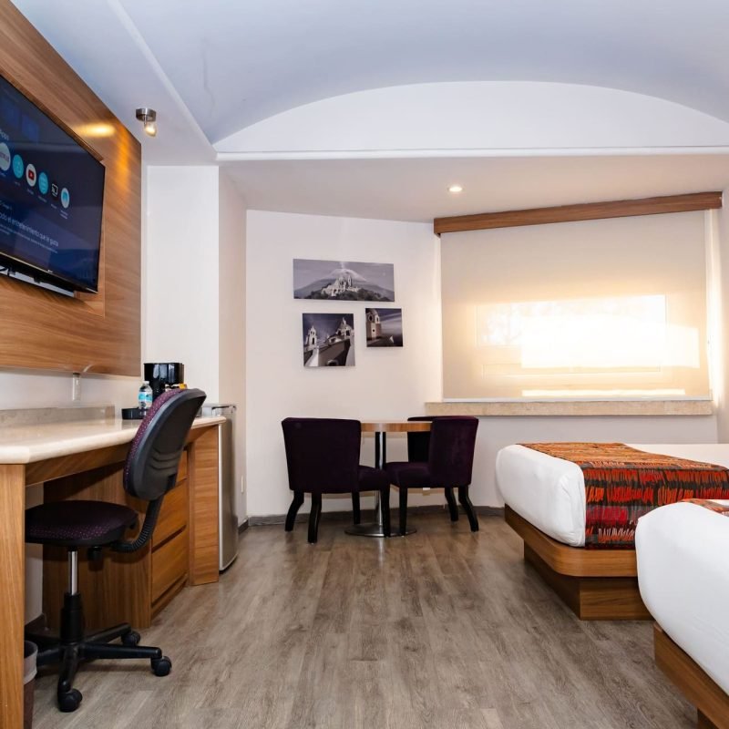 Habitación Lux Doble en Hotel JF Grand Puebla, cama king size y baño moderno