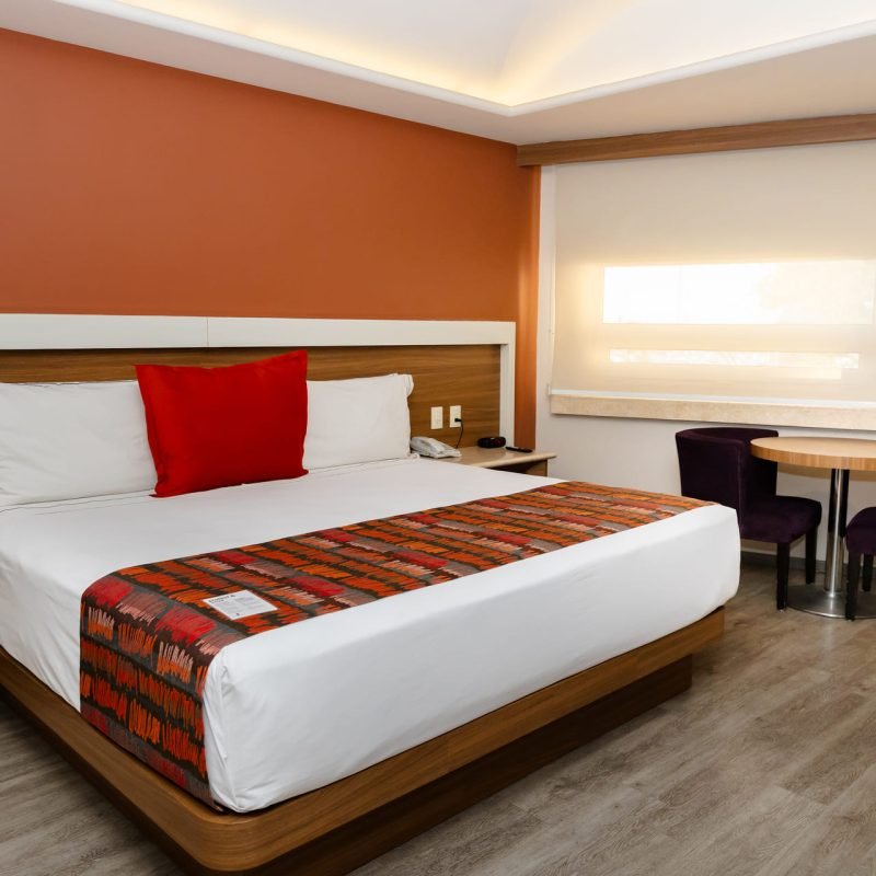 Cama matrimonial en Habitación Lux Sencilla, Hotel JF Grand Puebla